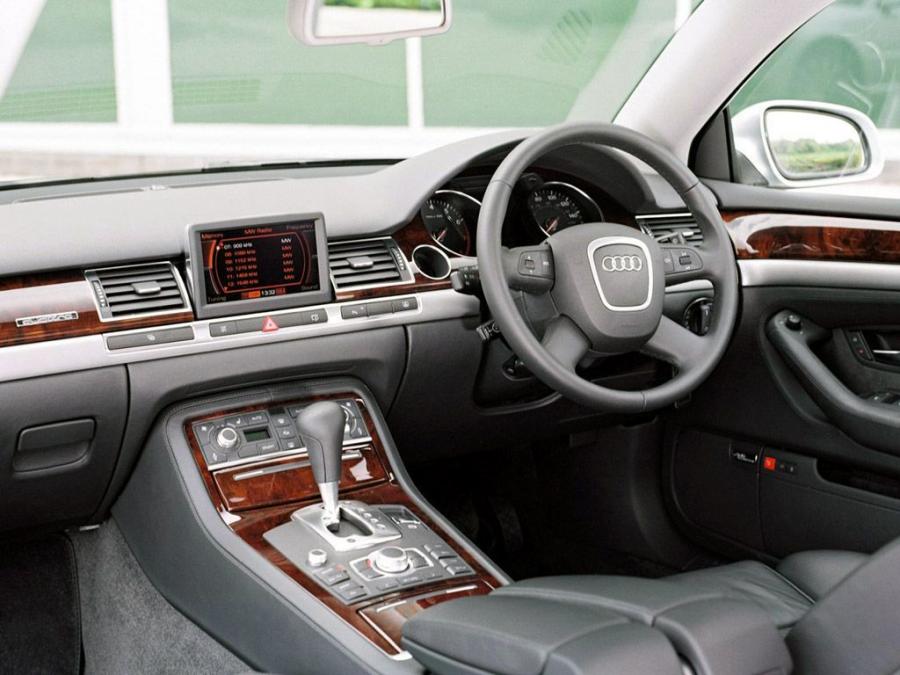 Торпедо Audi A8 6.0 Quattro (D3) 2005 года  (UK) (фото 3 из 4)